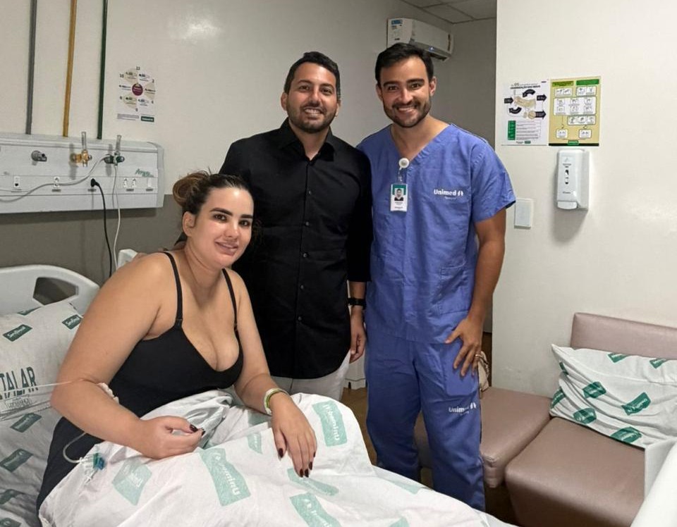 Bárbara do Firmino recebe visita do médico Vinicius Dias após cirurgia de apendicite