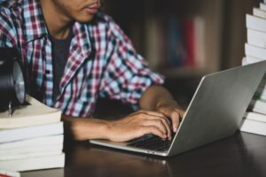 Pós-graduação aumenta chances de inserção no mercado de trabalho